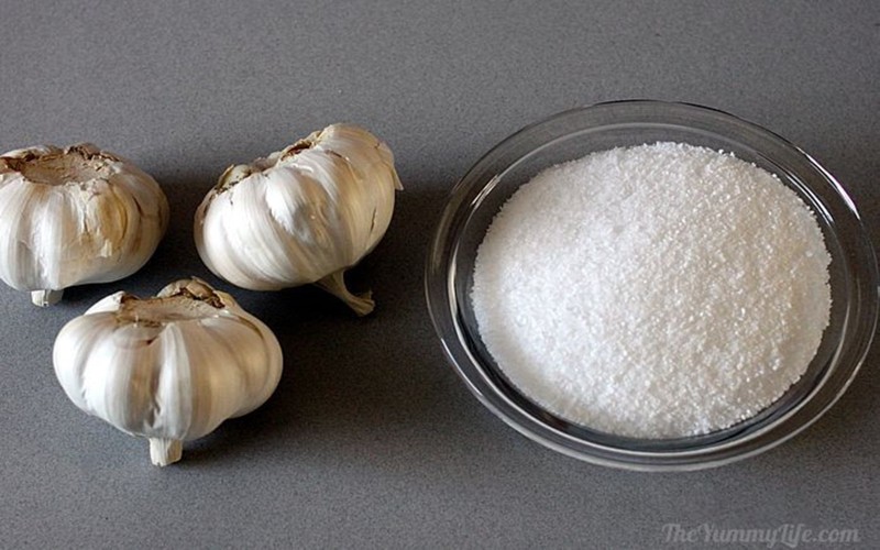 BÀI THUỐC CHỮA HO TỪ TỎI VÀ MUỐI
